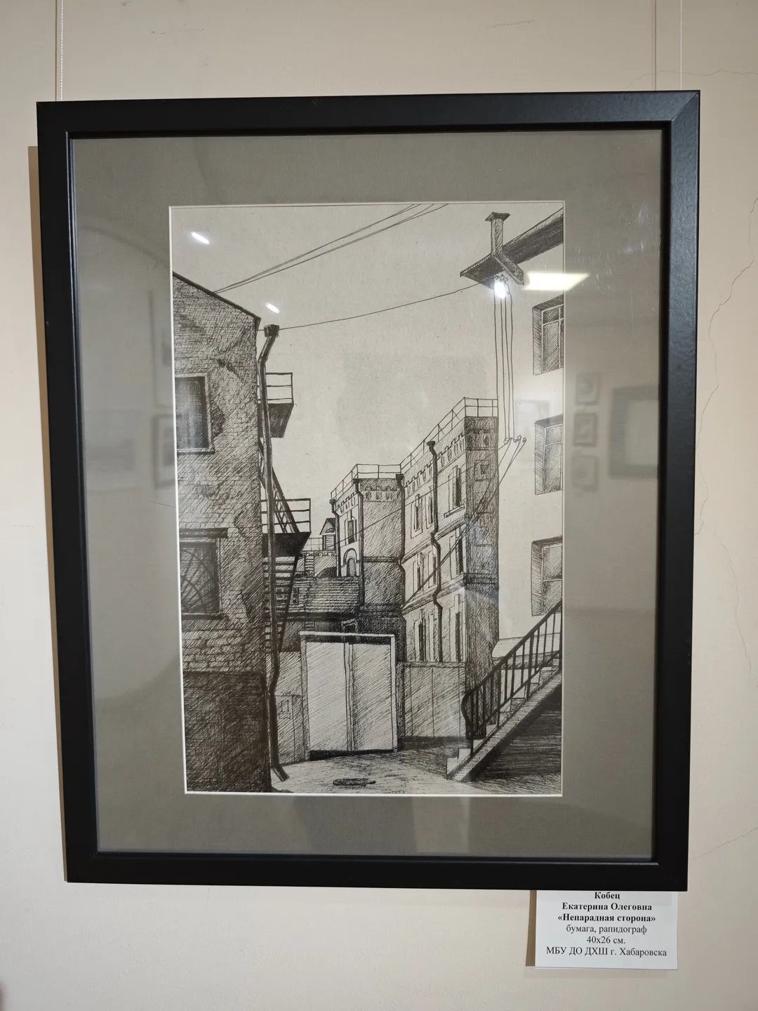 A black-and-white sketch depicting a city alley scene, with buildings, stairs, and power lines. The details are exquisite, and the composition is compact.
