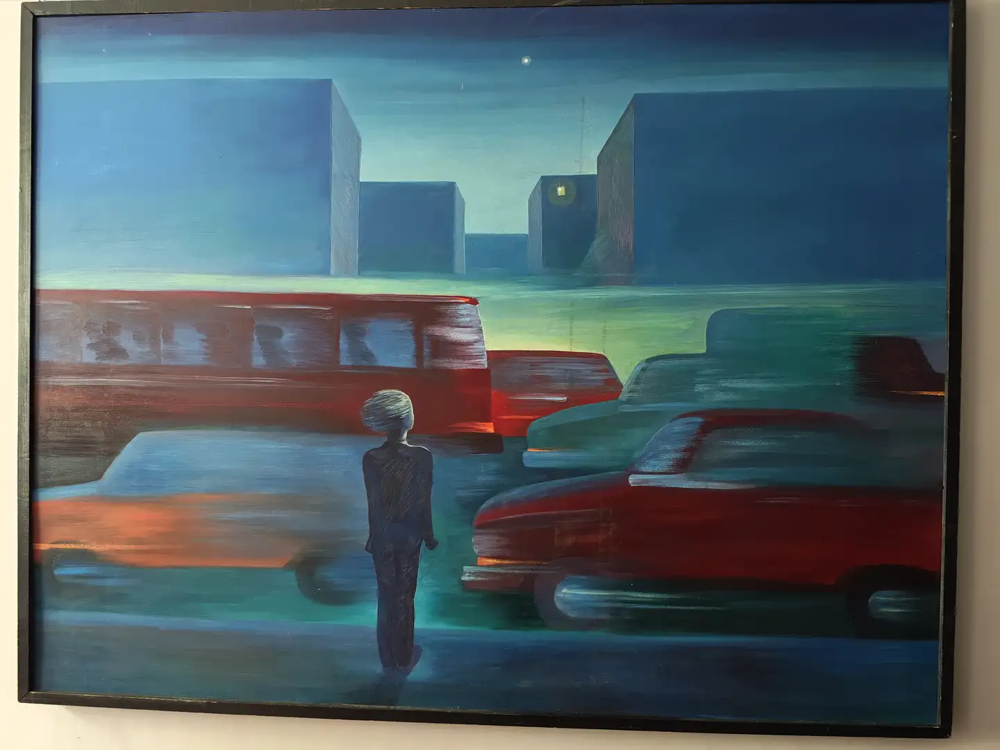 画作描绘了一个夜晚的城市街景，一个人影站在前景中央，背对观众。周围有多辆行驶中的汽车，背景是几座几何形状的建筑物，天空呈现深蓝色调。画面整体带有模糊的动态效果，营造出一种流动感。