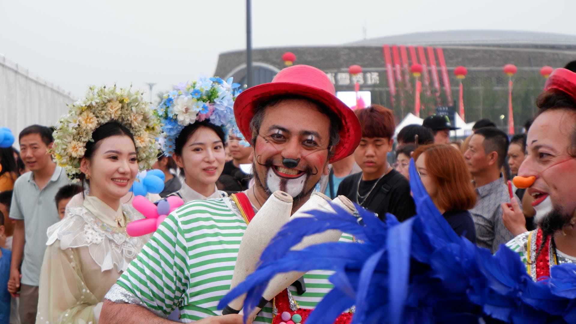 there are many people standing together in a crowd with hats on