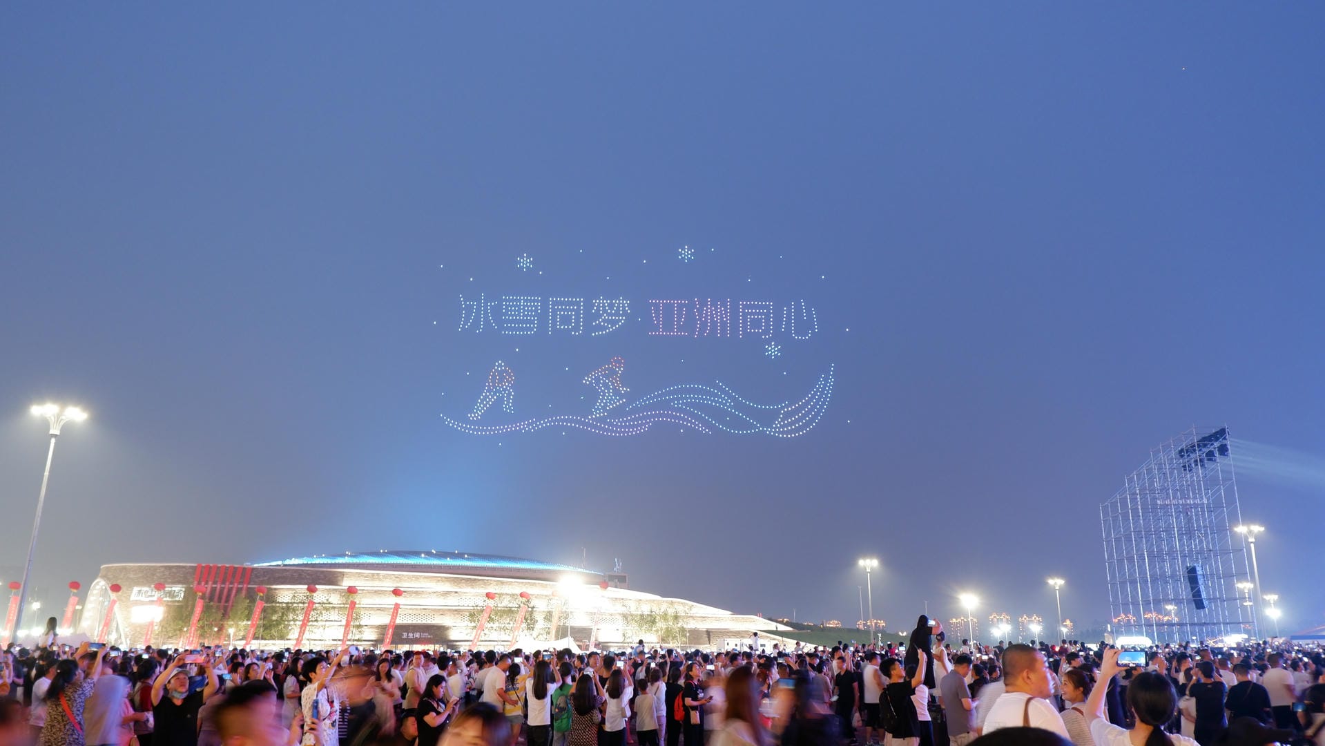 people are walking around in a large crowd at night